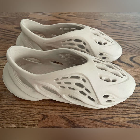 CUT OUT DETAIL SLIP-ON FOAM RUNNERS - Picture 1 of 3